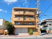 向日市、伏見区、南区の不動産なら<br>センチュリー21ユニバーサルホームサービス向日町店へ！ ＪＲ向日町駅まで徒歩５分・阪急東向日駅まで徒歩１１分！
ＪＲと阪急の２ＷＡＹアクセス！１階部分で専用庭付きのお部屋！
南向きで陽当たり良好！周辺施設充実で生活便利♪