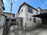 向日市、伏見区、南区の不動産なら<br>センチュリー21ユニバーサルホームサービス向日町店へ！ ☆太陽光パネル付著電池搭載の３ＬＤＫ☆
水まわりが１Ｆに集結しており家事動線も考えられた間取り！
小・中学校まで徒歩１０分圏内のため子育て世帯にもオススメです♪