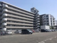 向日市、伏見区、南区の不動産なら<br>センチュリー21ユニバーサルホームサービス向日町店へ！ 広々ＬＤＫ約１５．５帖！
ルーフバルコニーは各居室から出入り可能！
洗濯ものを干すだけでなく開放的な空間としてもご活用いただけます！