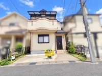 向日市、伏見区、南区の不動産なら<br>センチュリー21ユニバーサルホームサービス向日町店へ！ 令和８年１０月一部リフォーム済☆
エアコン付ですぐに快適に新生活をスタート！
４ＬＤＫ！全居室ゆったり６帖以上♪
小中学校まで徒歩２分圏内◎お子様の通学も安心です！
