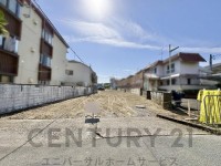 向日市、伏見区、南区の不動産なら<br>センチュリー21ユニバーサルホームサービス向日町店へ！ 建築条件なし売土地につき、お好きな工務店やハウスメーカーで建築可能！ 
土地面積約１５３坪超！現況更地！
徒歩圏内に生活施設充実♪阪急『洛西口駅』まで徒歩１８分！