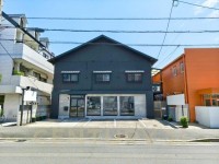 向日市、伏見区、南区の不動産なら<br>センチュリー21ユニバーサルホームサービス向日町店へ！ 桂川街道沿い！店舗前に車４台駐車可能(最大５台相談可)！
ロードサイドの店舗ですので、集客力あり！！