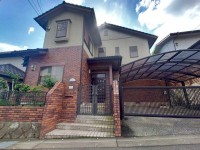 大家族に嬉しいお部屋数充実の５ＳＬＤＫ♪
小・中学校まで徒歩圏内につき通学もラクラク！
オーナー様から、子育て応援割引♪お子様３人以上ならお家賃５０００円引き！
２０２５年１０月一部リフォーム！